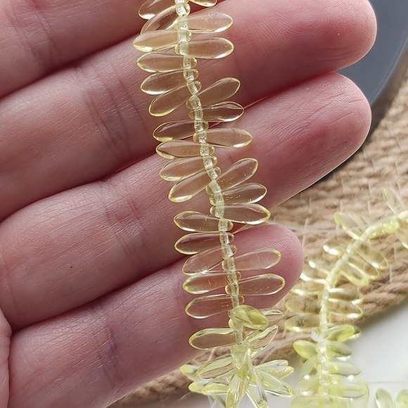 100pcs Czech Glass Dagger Beads, Uranium Glass, UV light reactive - Picture 7 of 8